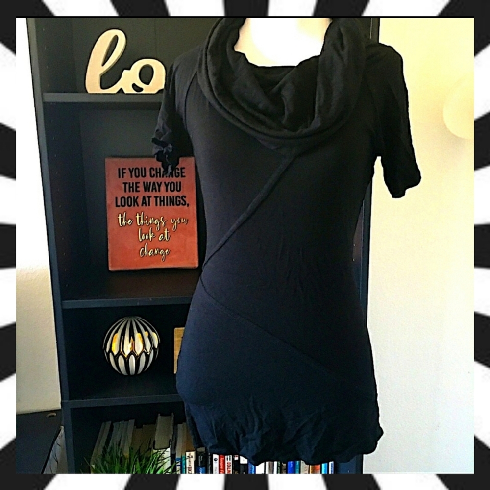🖤4/$25 SALE🖤Luxus Cowl Neck Top. Fits like S